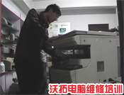 学员检修高速复印机